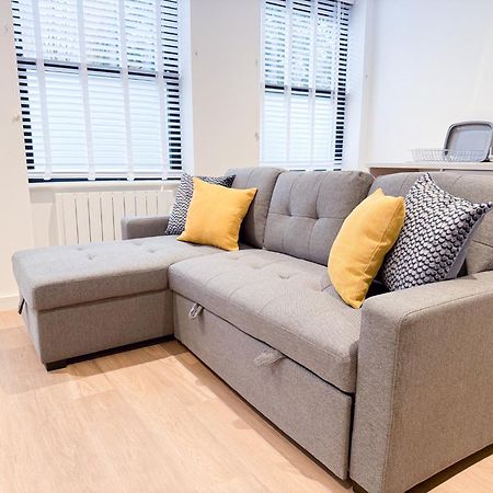 Spacious Modern 1 Bed Apartments In St Neots - Perfect For Contractors & Professionals - Free Parking - Wifi - Fully Equipped Kitchen - Smart Tv Ideal For Work Stays And Long Projects エクステリア 写真