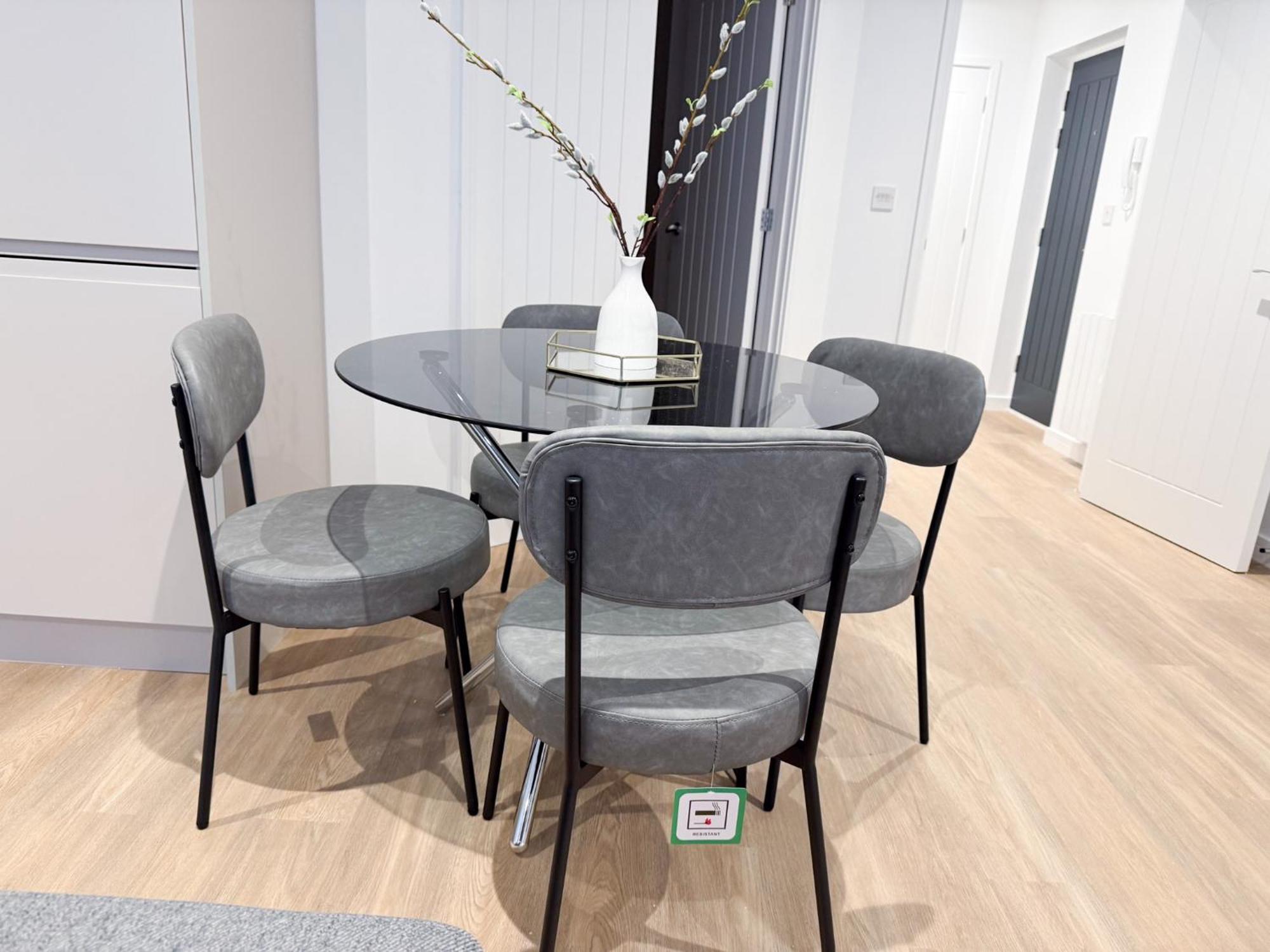 Spacious Modern 1 Bed Apartments In St Neots - Perfect For Contractors & Professionals - Free Parking - Wifi - Fully Equipped Kitchen - Smart Tv Ideal For Work Stays And Long Projects エクステリア 写真