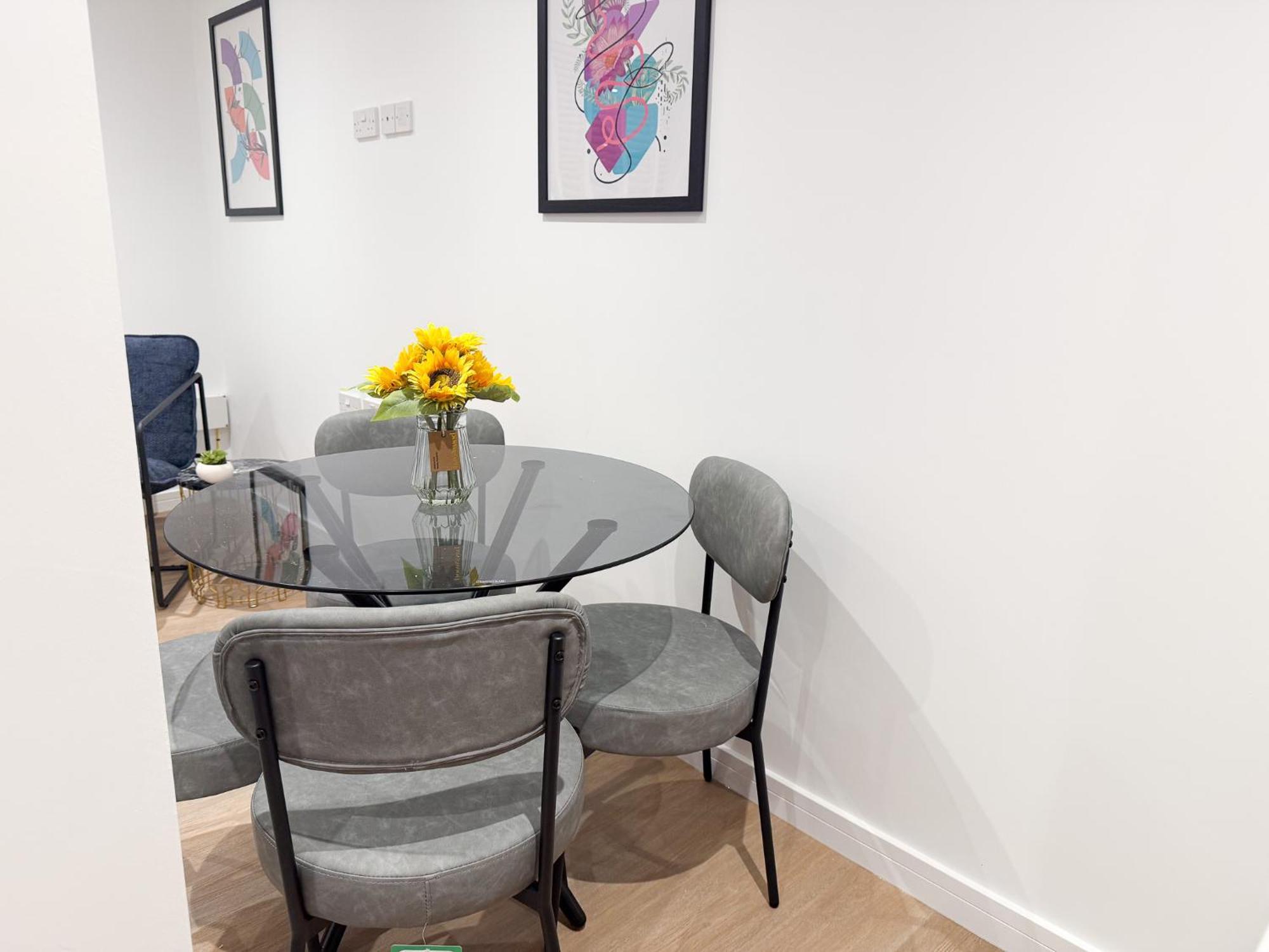 Spacious Modern 1 Bed Apartments In St Neots - Perfect For Contractors & Professionals - Free Parking - Wifi - Fully Equipped Kitchen - Smart Tv Ideal For Work Stays And Long Projects エクステリア 写真