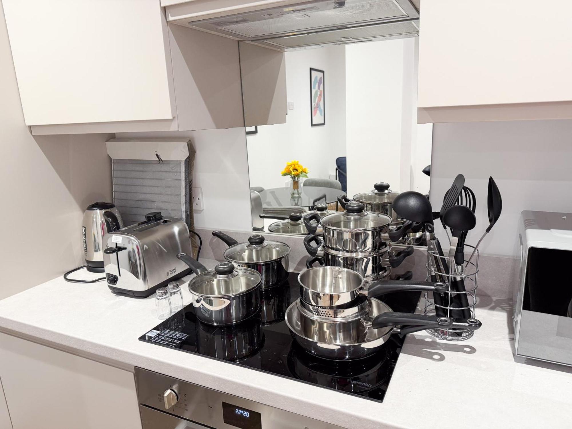 Spacious Modern 1 Bed Apartments In St Neots - Perfect For Contractors & Professionals - Free Parking - Wifi - Fully Equipped Kitchen - Smart Tv Ideal For Work Stays And Long Projects エクステリア 写真