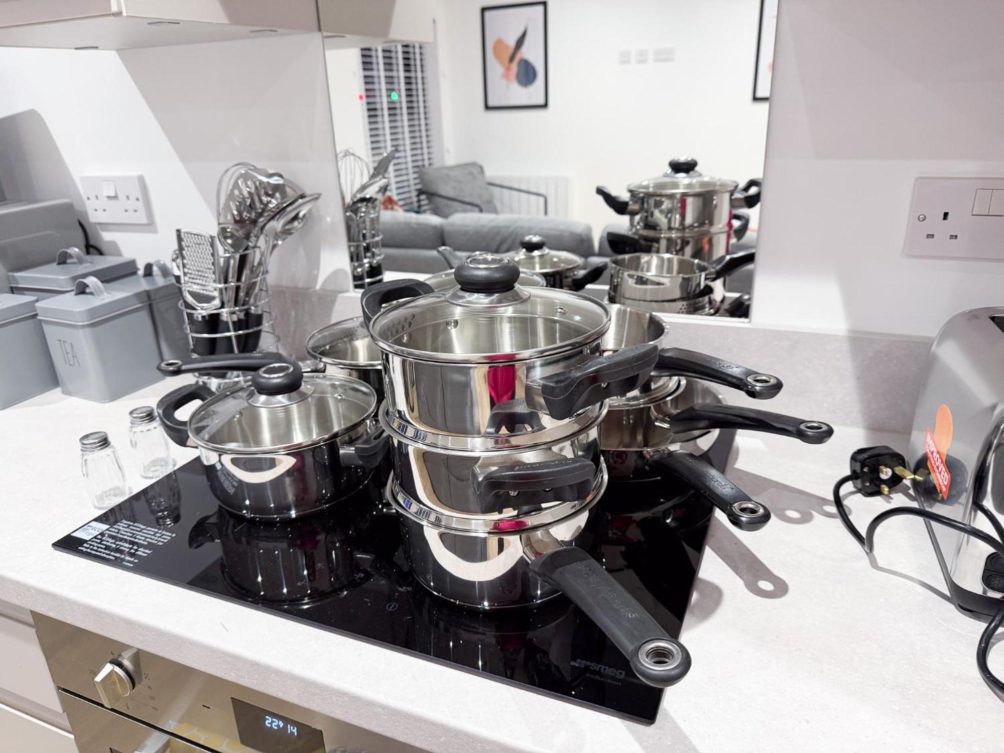Spacious Modern 1 Bed Apartments In St Neots - Perfect For Contractors & Professionals - Free Parking - Wifi - Fully Equipped Kitchen - Smart Tv Ideal For Work Stays And Long Projects エクステリア 写真