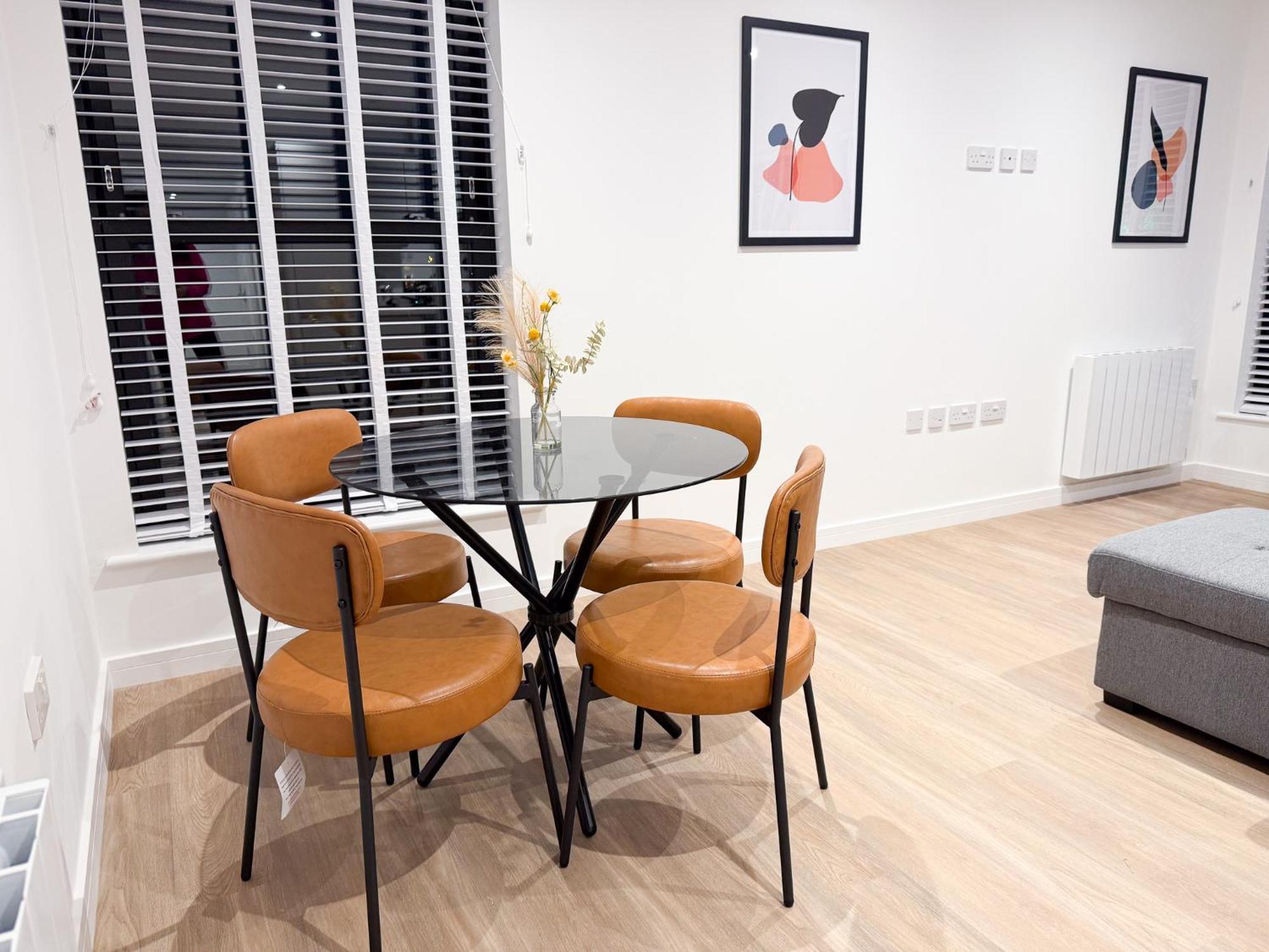 Spacious Modern 1 Bed Apartments In St Neots - Perfect For Contractors & Professionals - Free Parking - Wifi - Fully Equipped Kitchen - Smart Tv Ideal For Work Stays And Long Projects エクステリア 写真