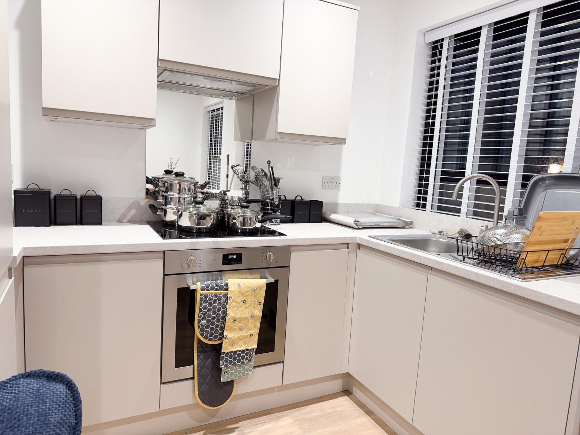 Spacious Modern 1 Bed Apartments In St Neots - Perfect For Contractors & Professionals - Free Parking - Wifi - Fully Equipped Kitchen - Smart Tv Ideal For Work Stays And Long Projects エクステリア 写真