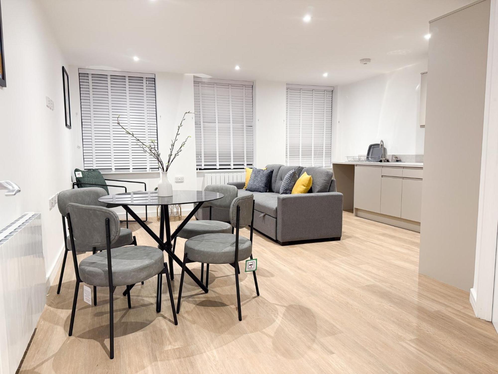 Spacious Modern 1 Bed Apartments In St Neots - Perfect For Contractors & Professionals - Free Parking - Wifi - Fully Equipped Kitchen - Smart Tv Ideal For Work Stays And Long Projects エクステリア 写真