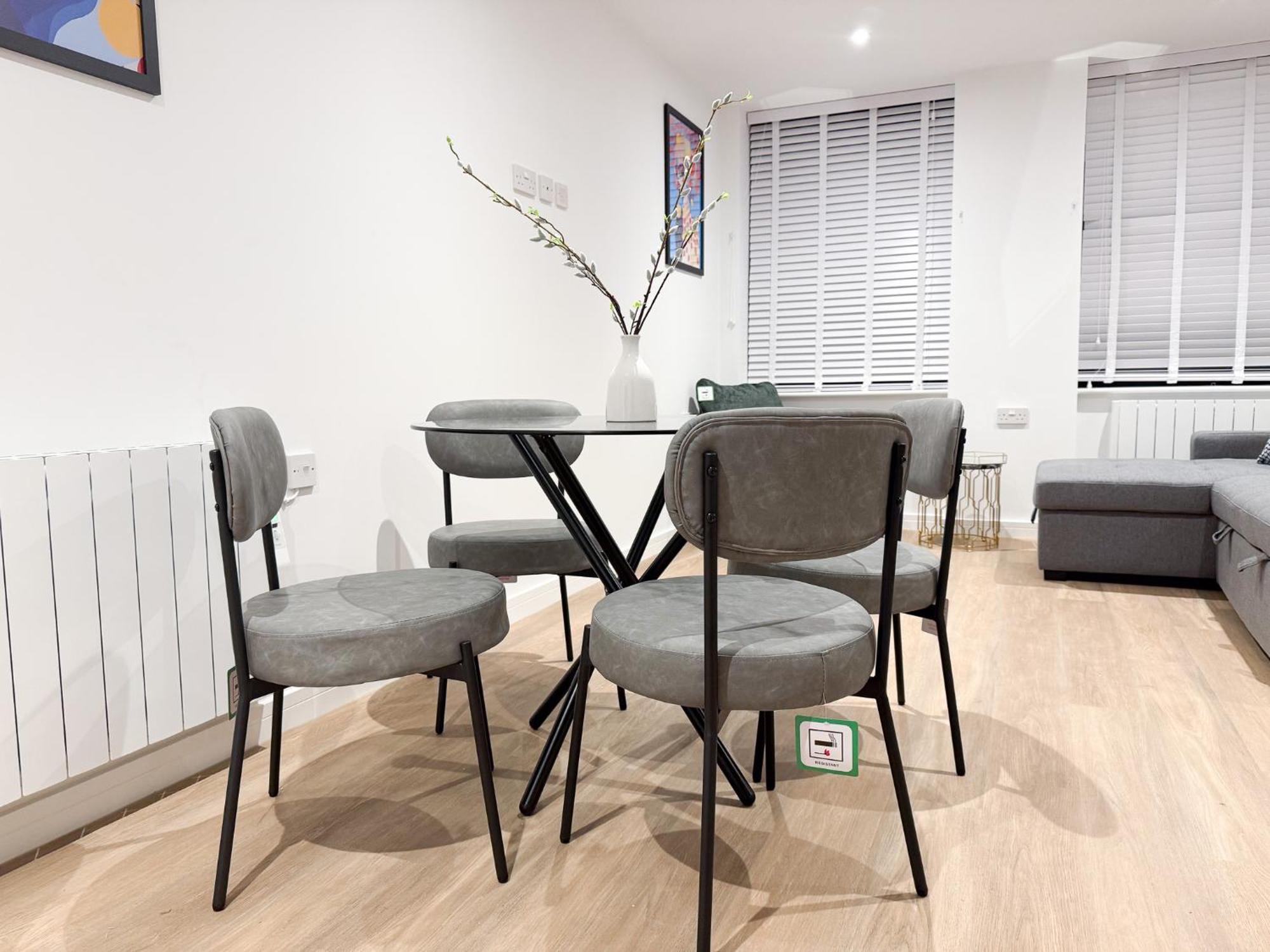 Spacious Modern 1 Bed Apartments In St Neots - Perfect For Contractors & Professionals - Free Parking - Wifi - Fully Equipped Kitchen - Smart Tv Ideal For Work Stays And Long Projects エクステリア 写真