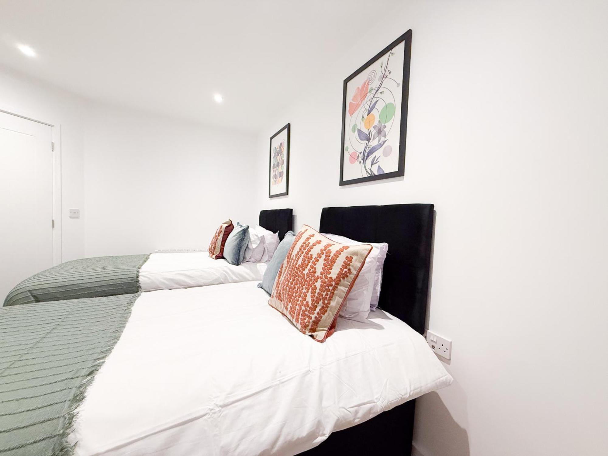 Spacious Modern 1 Bed Apartments In St Neots - Perfect For Contractors & Professionals - Free Parking - Wifi - Fully Equipped Kitchen - Smart Tv Ideal For Work Stays And Long Projects エクステリア 写真