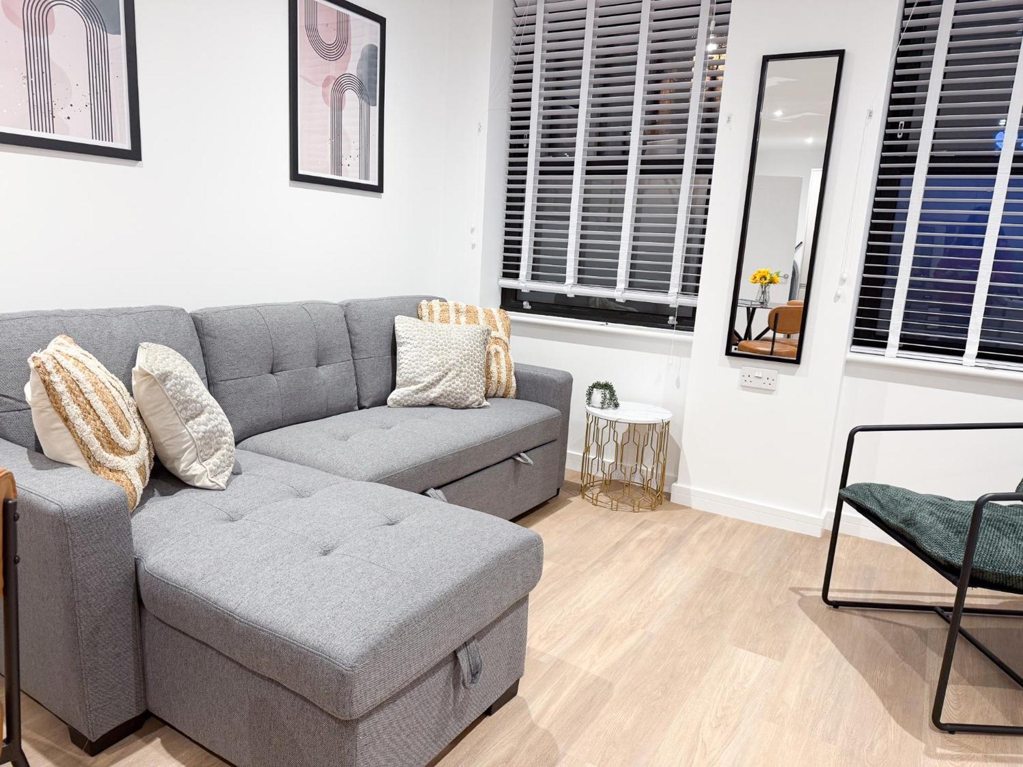 Spacious Modern 1 Bed Apartments In St Neots - Perfect For Contractors & Professionals - Free Parking - Wifi - Fully Equipped Kitchen - Smart Tv Ideal For Work Stays And Long Projects エクステリア 写真
