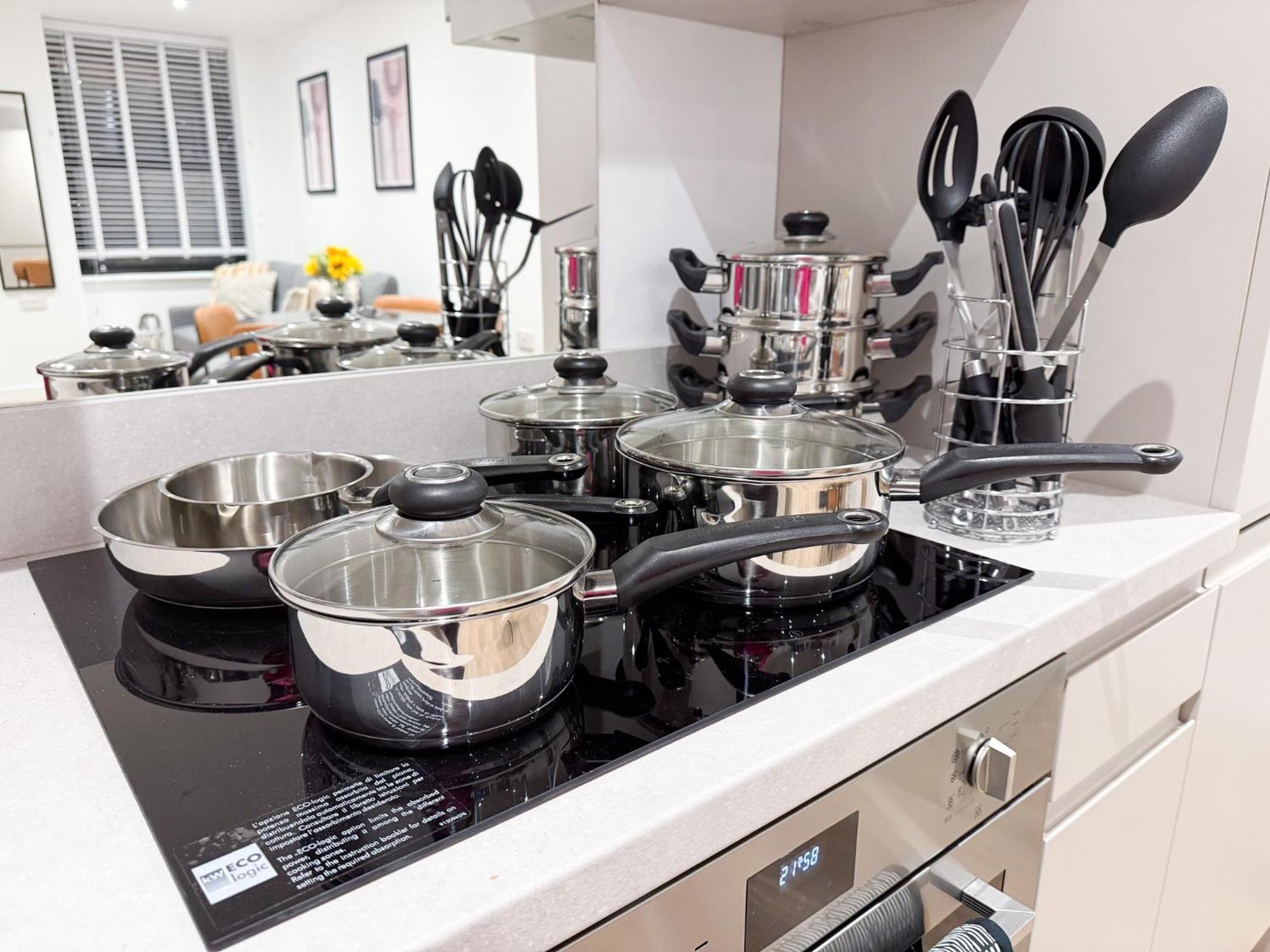 Spacious Modern 1 Bed Apartments In St Neots - Perfect For Contractors & Professionals - Free Parking - Wifi - Fully Equipped Kitchen - Smart Tv Ideal For Work Stays And Long Projects エクステリア 写真