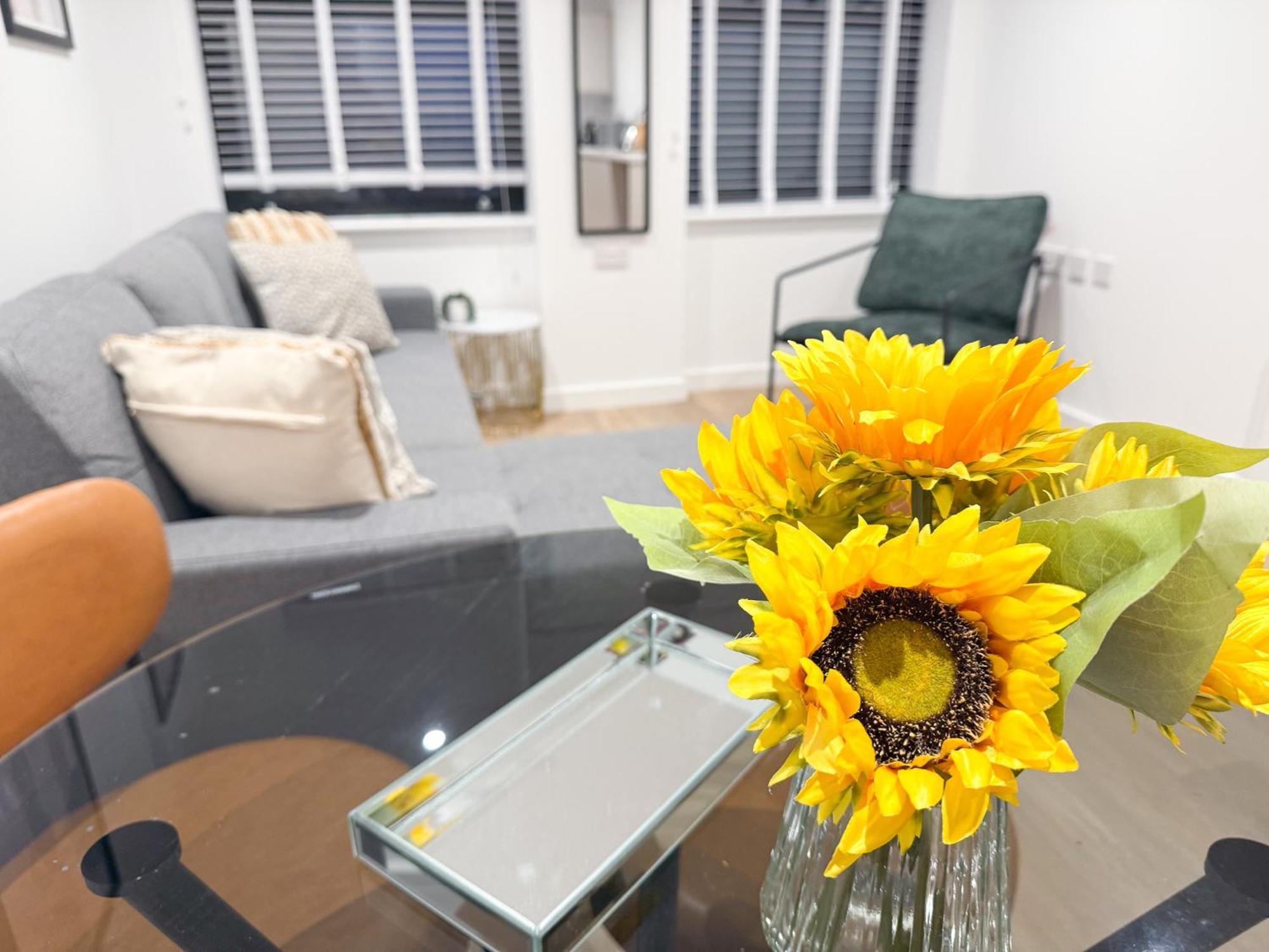 Spacious Modern 1 Bed Apartments In St Neots - Perfect For Contractors & Professionals - Free Parking - Wifi - Fully Equipped Kitchen - Smart Tv Ideal For Work Stays And Long Projects エクステリア 写真