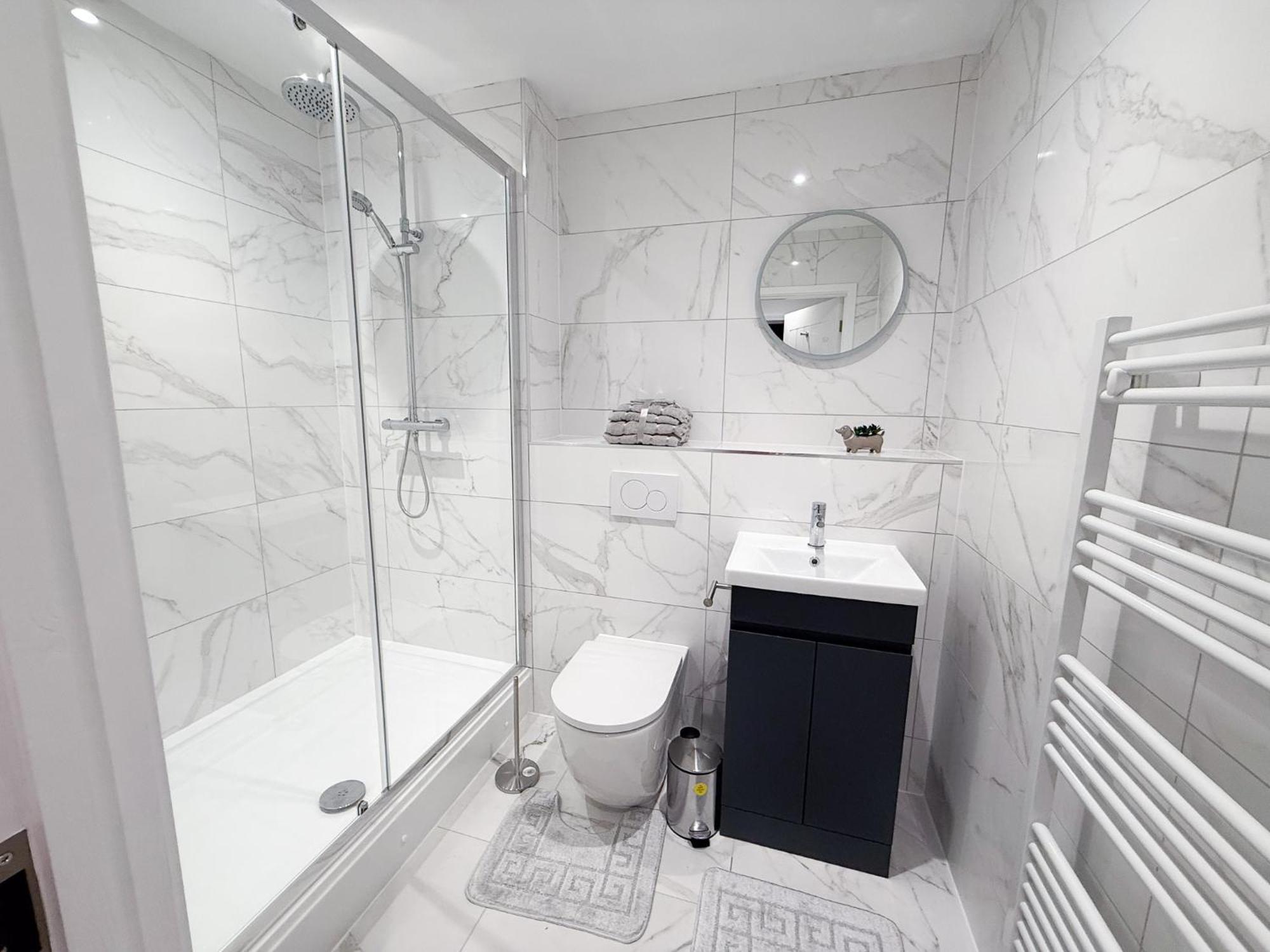 Spacious Modern 1 Bed Apartments In St Neots - Perfect For Contractors & Professionals - Free Parking - Wifi - Fully Equipped Kitchen - Smart Tv Ideal For Work Stays And Long Projects エクステリア 写真